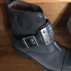 Harley boots.  Size 6.5 worn 2 times.  Perfect for a motorcycle rider.